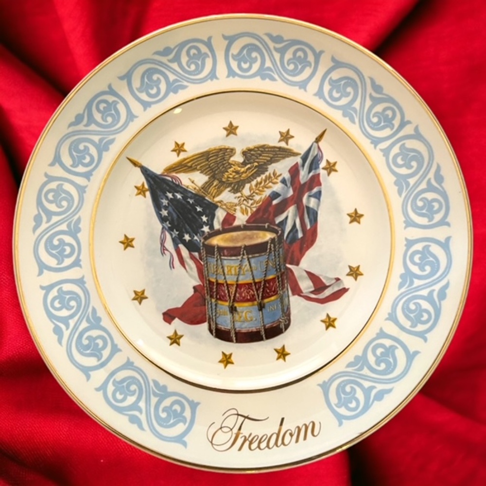 Set of Two 1974 Avon Plates by Enoch Wedgwood - Picture 2 of 5